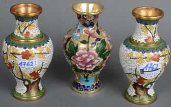 Drei Cloisonné-Vasen. Asien. Je in Birnform, bunt floral emailliert, H=12,5 bis 13 cm.