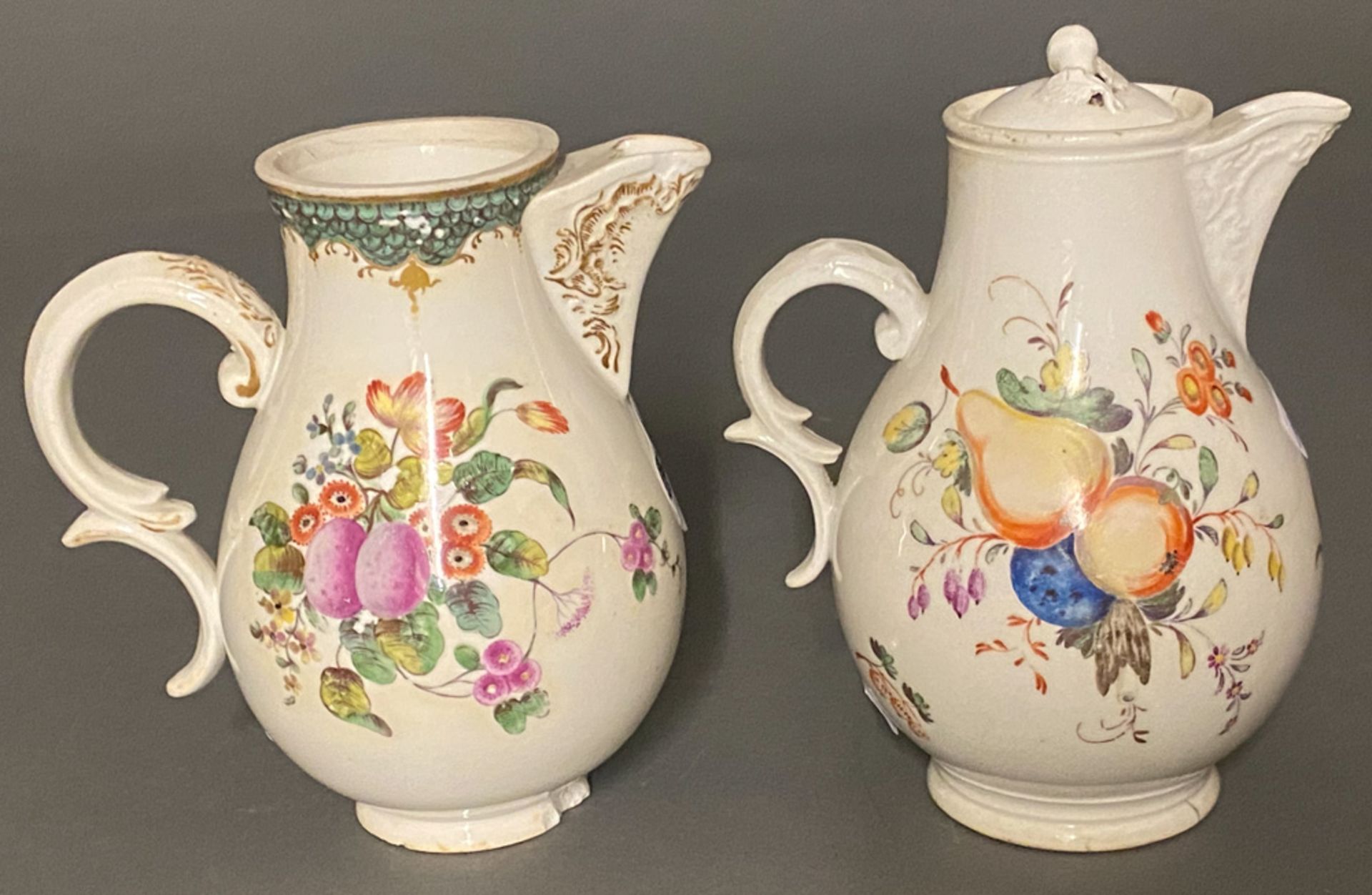 Zwei Kannen ohne Deckel. Nymphenburg 1770. Porzellan, bunt bemalt mit Floral- und Obstdekor; am