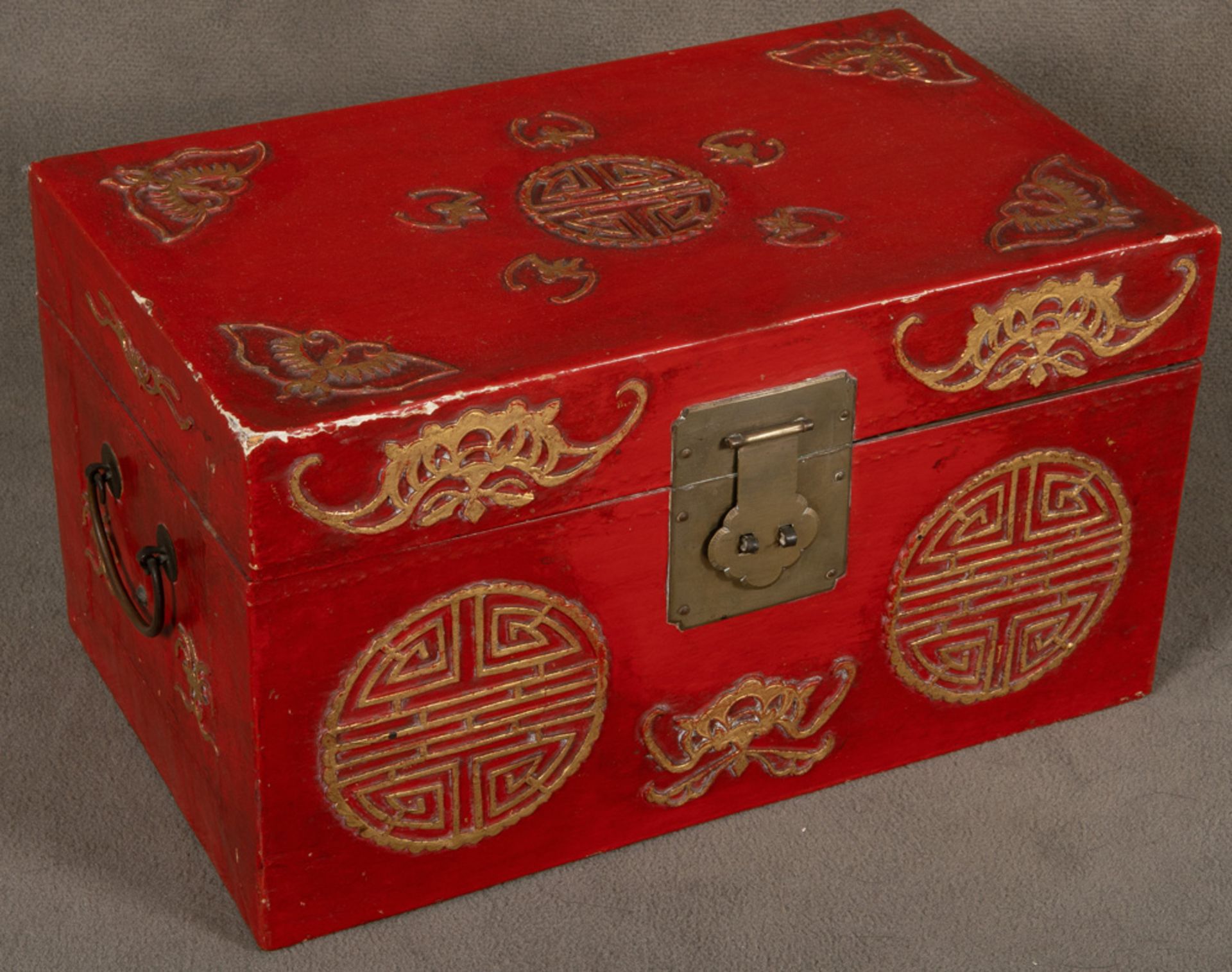 Rotlack-Schatulle. Asien 19. Jh. Pappmaché mit aufgelegten, gold gehöhten Ornamenten und
