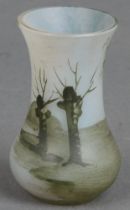 Miniaturvase. Nancy um 1900. Farbloses Glas, farbig überfangen und geätzt mit Bäumen in Landschaft, 