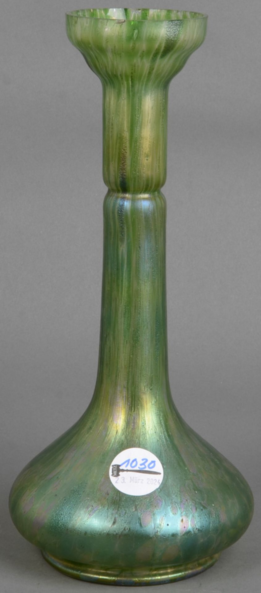 Jugendstil-Vase. Pallme, König & Habel um 1900. Farbloses Glas, grün lüstrierend überfangen, H=33