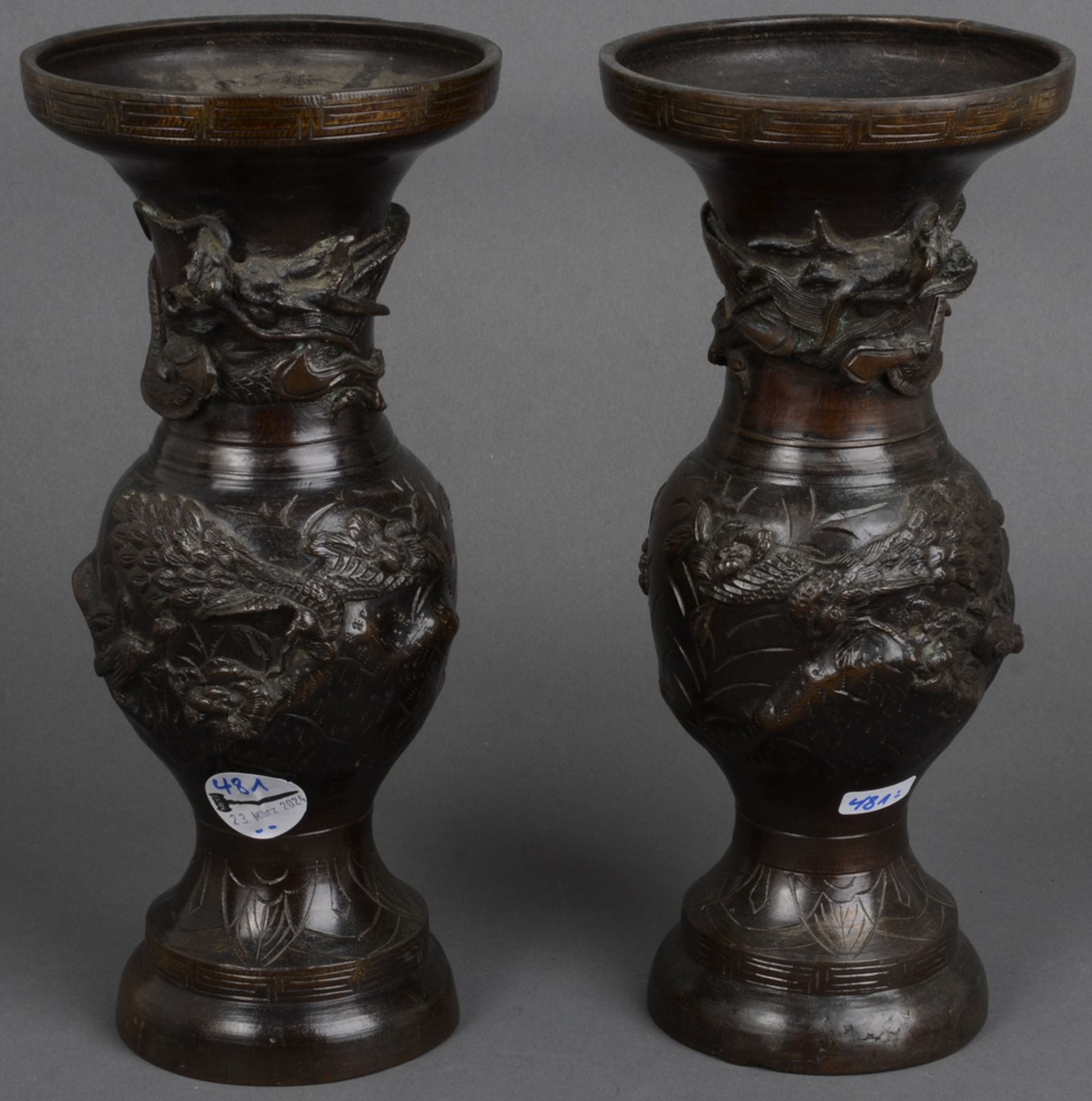 Paar Vasen. Asien. Bronze, mit Reliefdekor, H=je 29,5 cm.