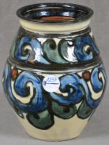 Vase. Wohl Karlsruher Majolika, Alfred Kusche 20. Jh. In bauchiger Form mit Schlickermalerei, oben