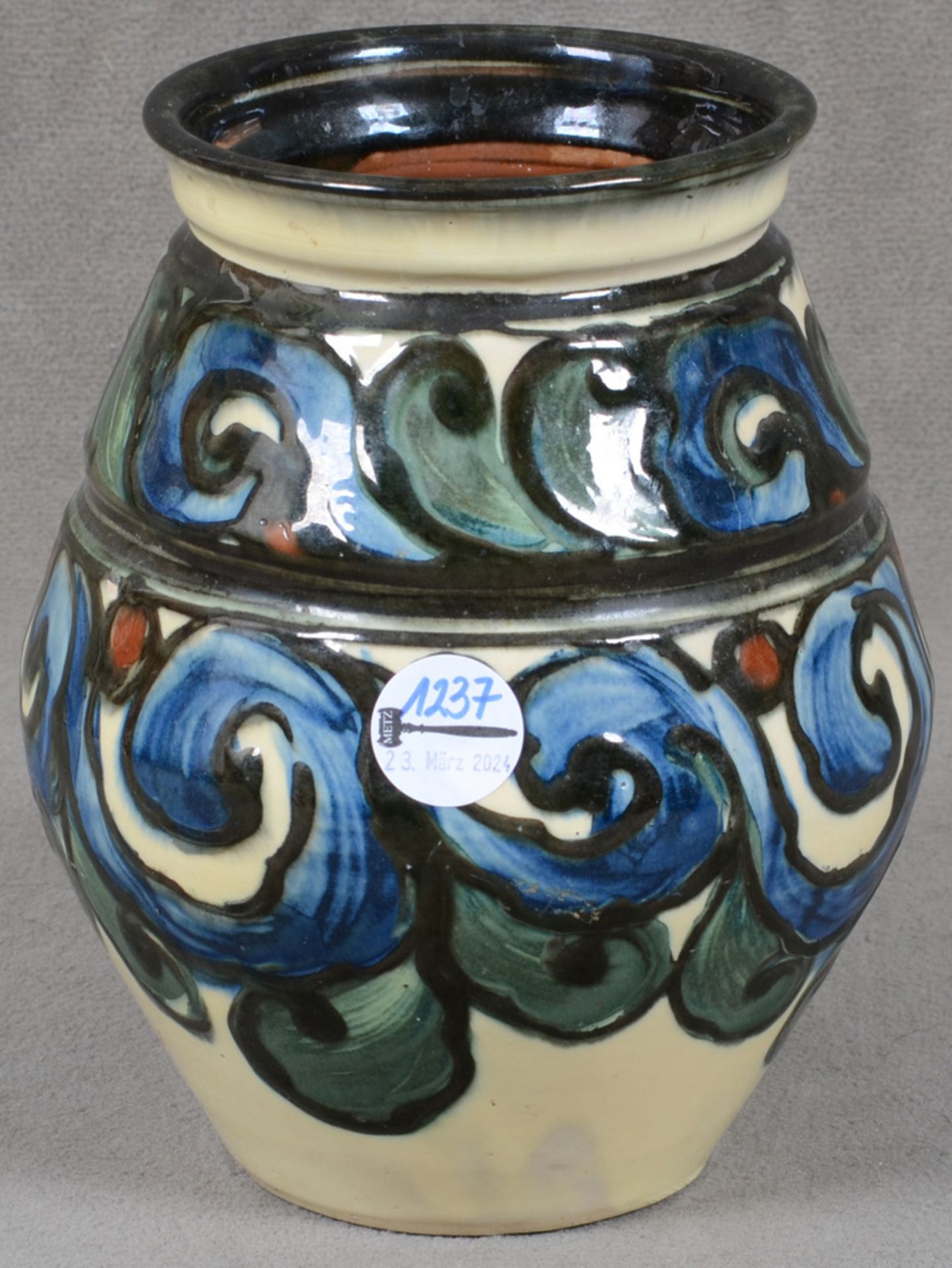 Vase. Wohl Karlsruher Majolika, Alfred Kusche 20. Jh. In bauchiger Form mit Schlickermalerei, oben u