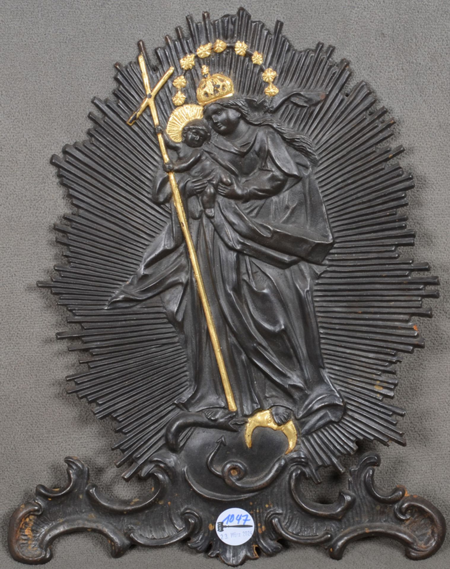 Maria Immaculata. Deutsch 19./20. Jh. Metall, teilw. vergoldet; auf Rocaillesockel stehende