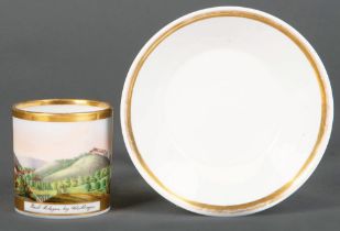 Tasse mit Unterschale. Ludwigsburg um 1815. Beide Teile mit Goldrand. Schauseite der Tasse bunt