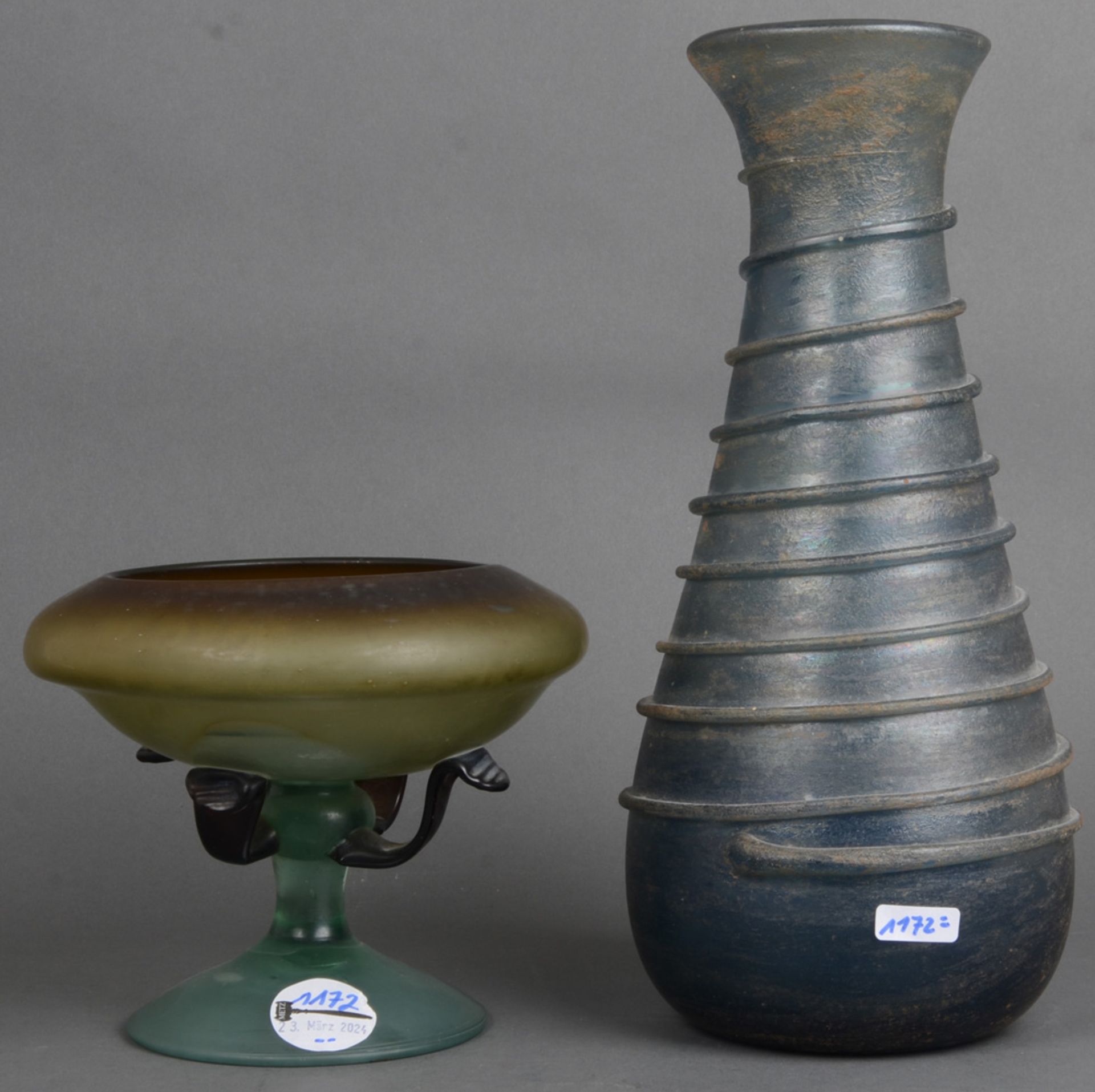 Zwei Vasen. Deutsch 20. Jh. Farbloses Glas, farbig überfangen, mit Aufschmelzungen, H=14,5 / 31 cm.