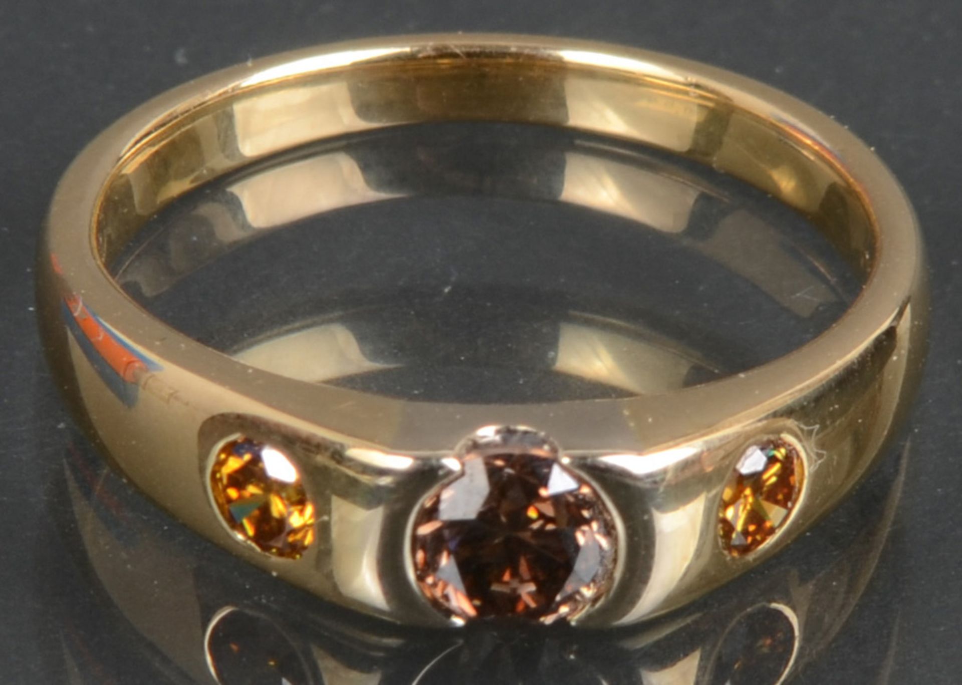 Damenring. 18 ct Gold, besetzt mit farbigen Brillanten, ca. 0,54 ct, ca. 5,8 g, Ringgröße 59.