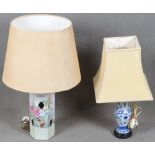 Zwei Vasen, zu Tischlampen umgebaut. Asien. Porzellan, bunt bzw. unterglasurblau bemalt; eine mit he