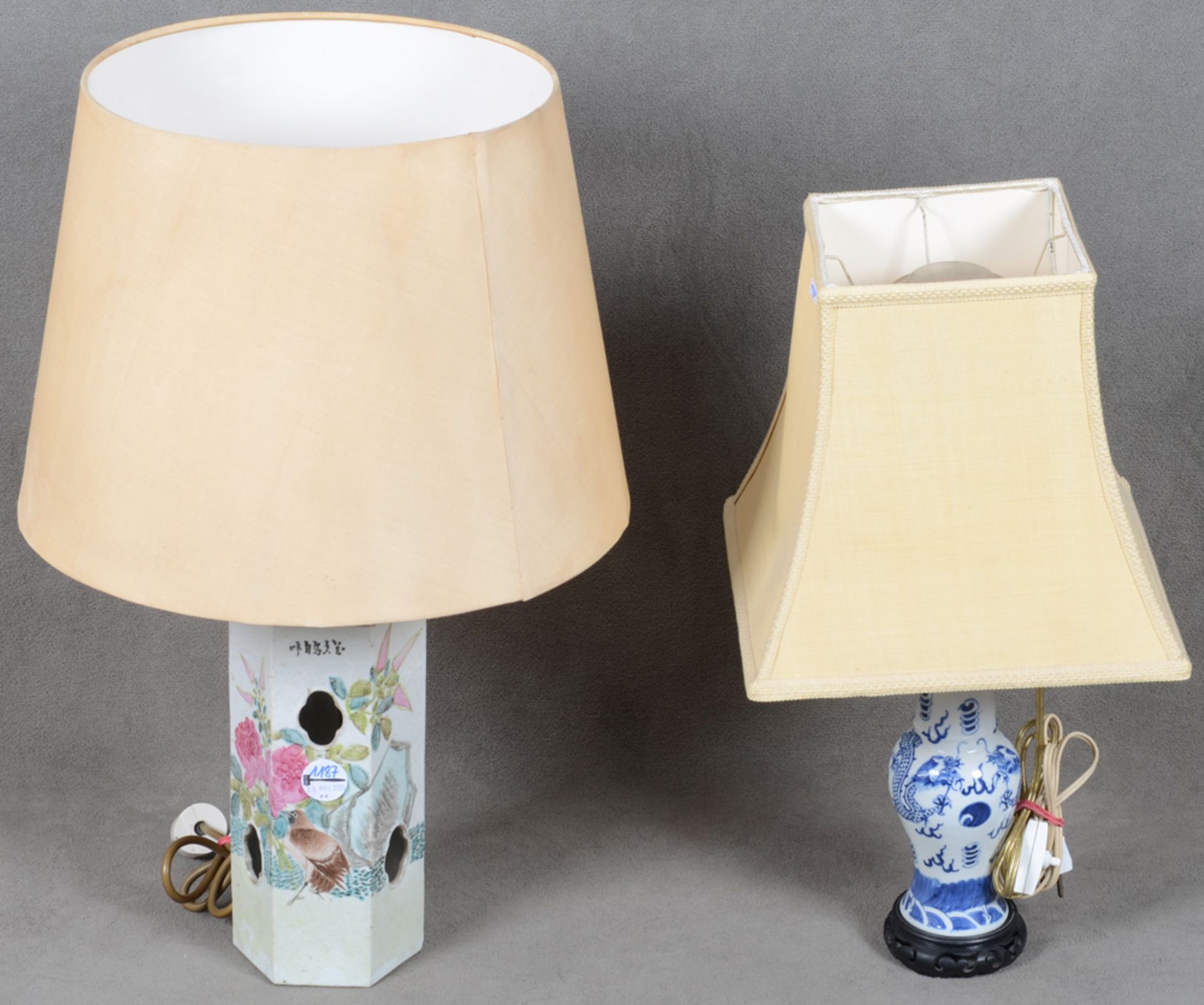 Zwei Vasen, zu Tischlampen umgebaut. Asien. Porzellan, bunt bzw. unterglasurblau bemalt; eine mit he