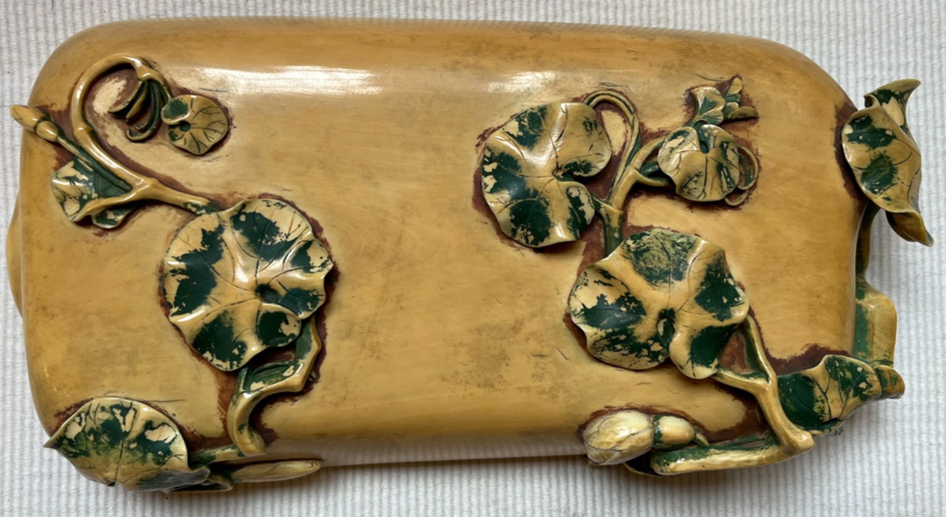 Deckeldose. Asien. Poliertes Horn mit reliefiertem Blattdekor; innen aufwendig mit figürlichen - Bild 8 aus 16