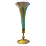 Seltene Jugendstil-Vase. New York, Louis Comfort Tiffany um 1900. Farbloses Glas, lüstrierend überfa