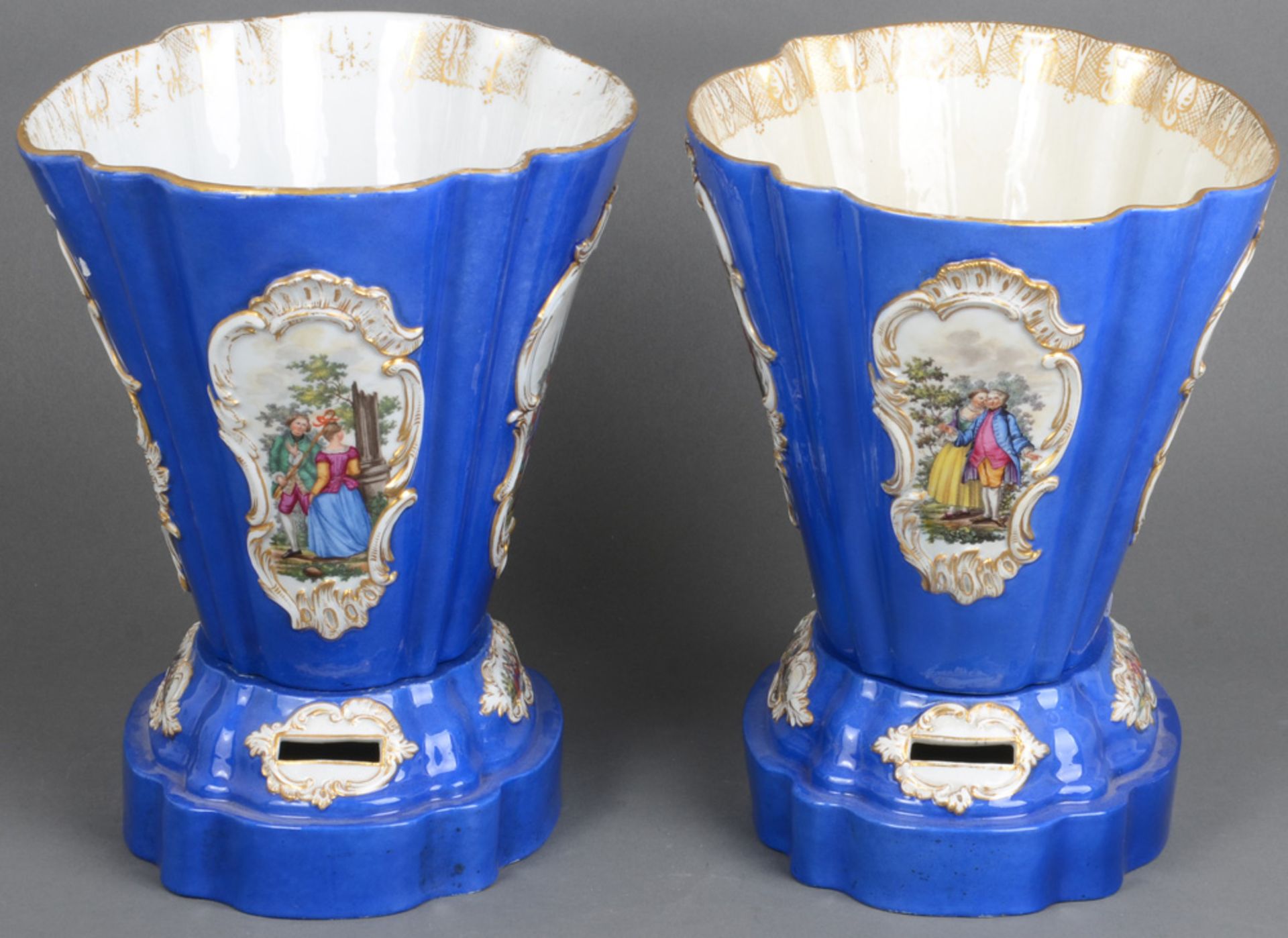 Paar Vasen. Meissen 19. Jh. Porzellan, bunt bemalt mit Watteauszenen in gold staffierten - Image 2 of 3