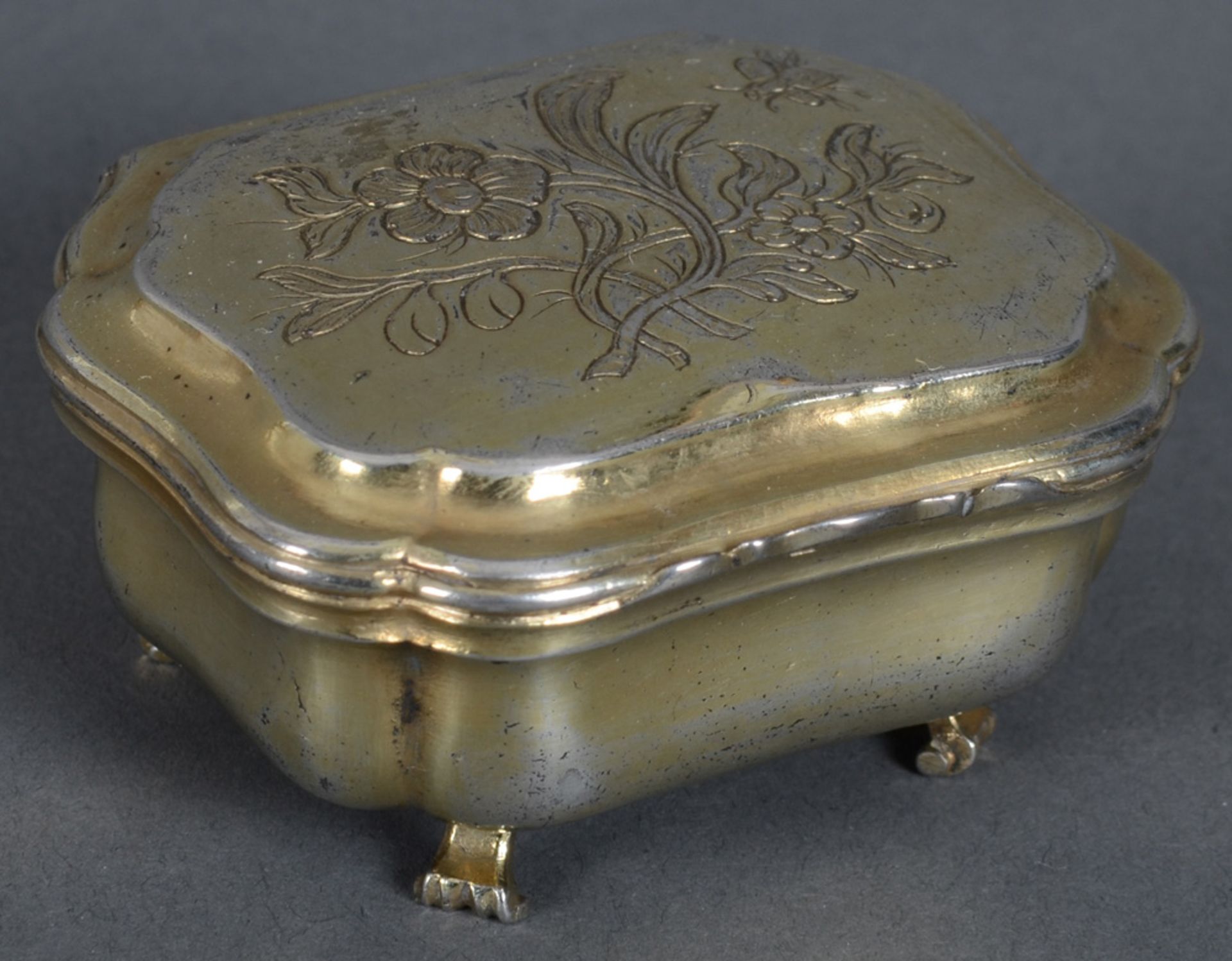 Gewürzdeckeldose auf vier Füßen. Augsburg 1757-59. Silber, ca. 52 g, vergoldet und floral ziseliert; - Bild 3 aus 4