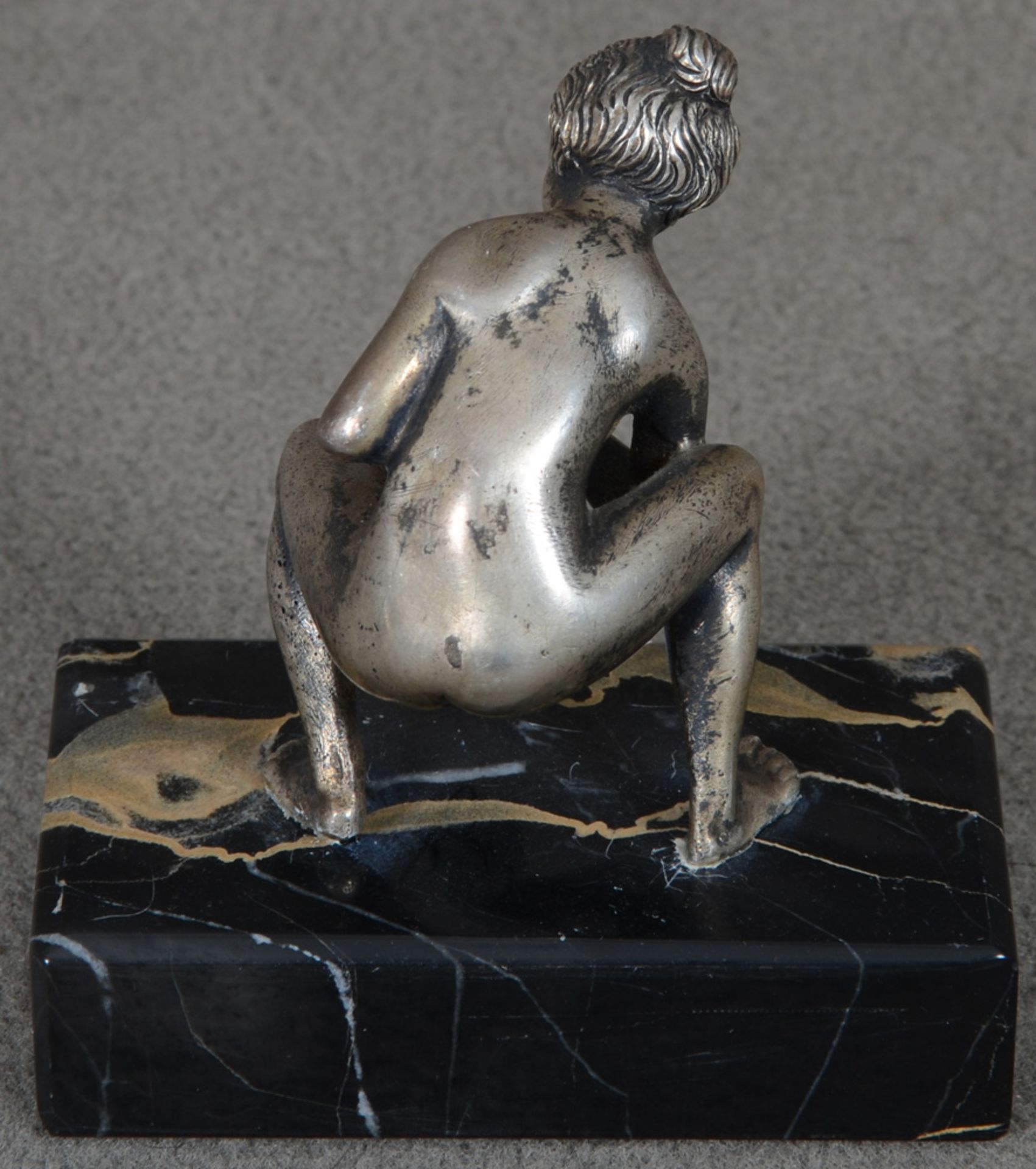 Erotika: Hockende Frau mit Traubenbündel. Deutsch 20. Jh. Bronze, auf Marmorsockel, H=8 cm. - Image 2 of 2
