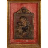 Süddeutscher Meister des 18. Jhs. Halbrelief der Madonna mit Kind. Massivholz, geschnitzt und farbig