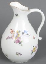 Birnförmige Wasserkanne. Meissen 1750. Porzellan, bunt bemalt mit Floraldekor; am Boden