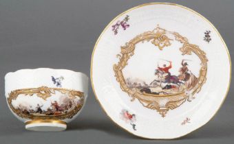 Tasse mit Unterschale „Ozierrelief“. Meissen 1745. Beide Teile mit breitem Korbflechtrelief und