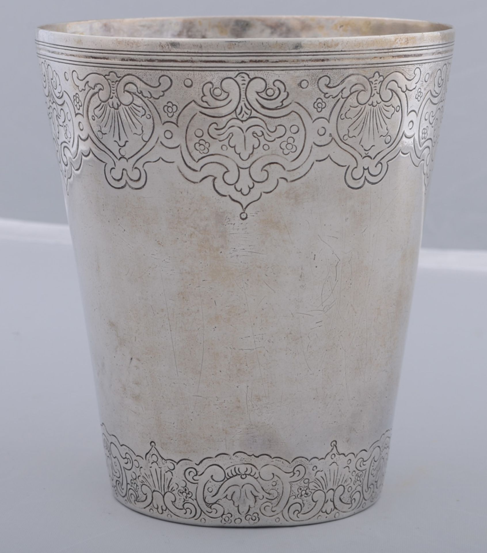 Hoher Becher. Deutsch um 1730. Silber, ca. 368 g, walzenförmig sich nach unten verjüngend, ziseliert