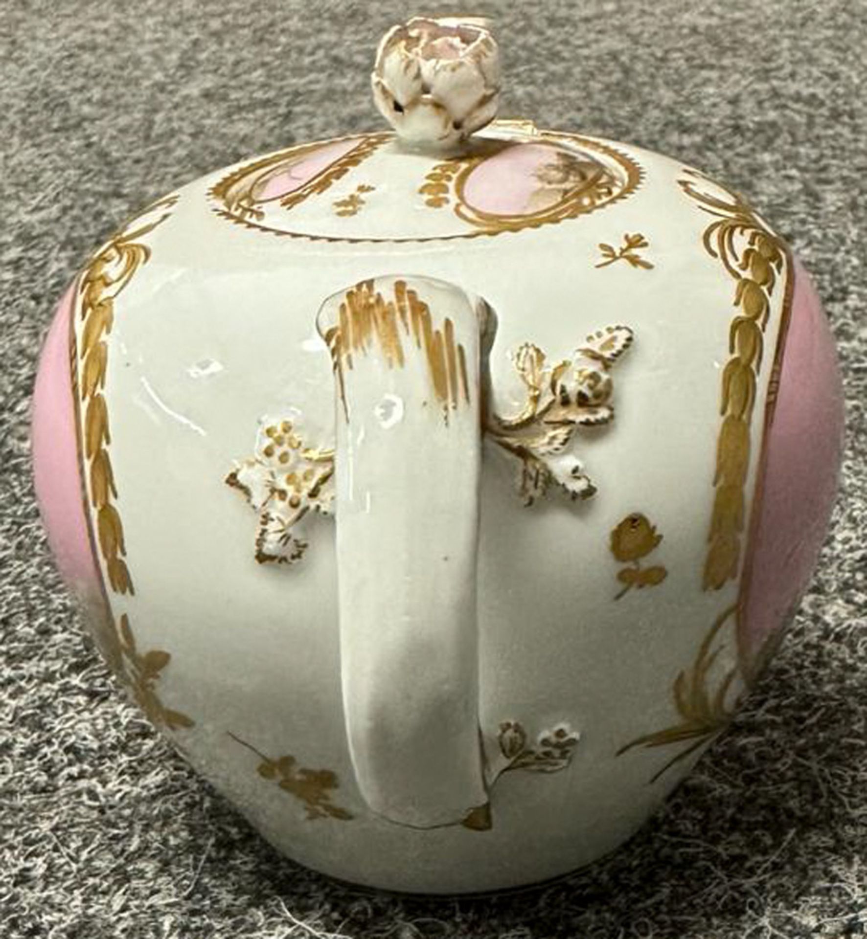 Achttlgs. Reiseservice im Koffer. Meissen 1763-73. Porzellan, auf rosafarbenem Fonds graucamaieu - Image 26 of 34