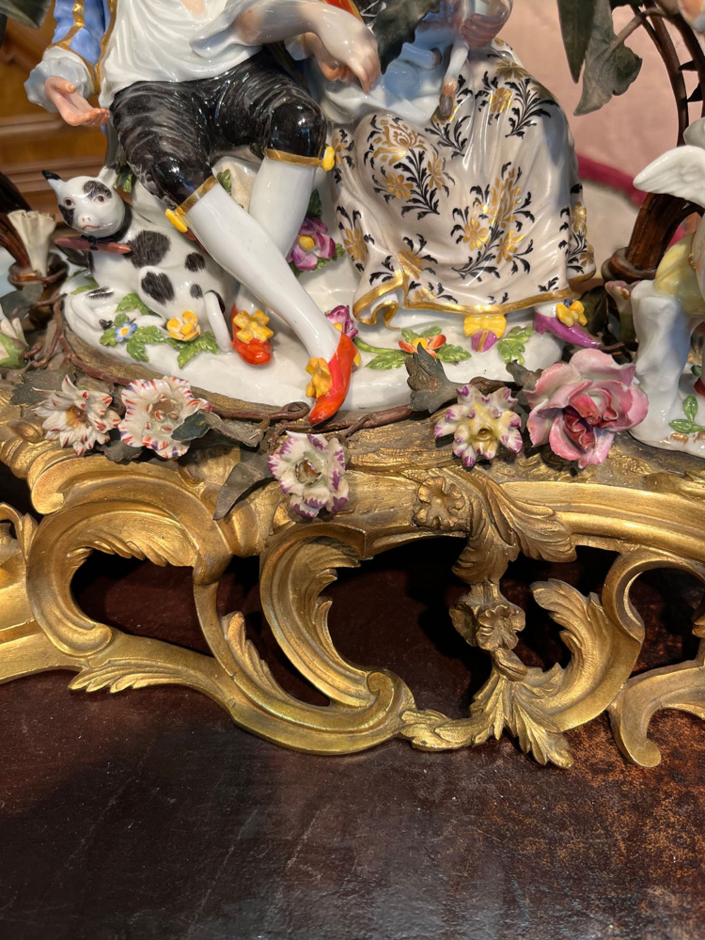Prunkvolle Tischuhr. Paris und Meissen 18./19. Jh. Ovaler, durchbrochener, feuervergoldeter - Image 5 of 27
