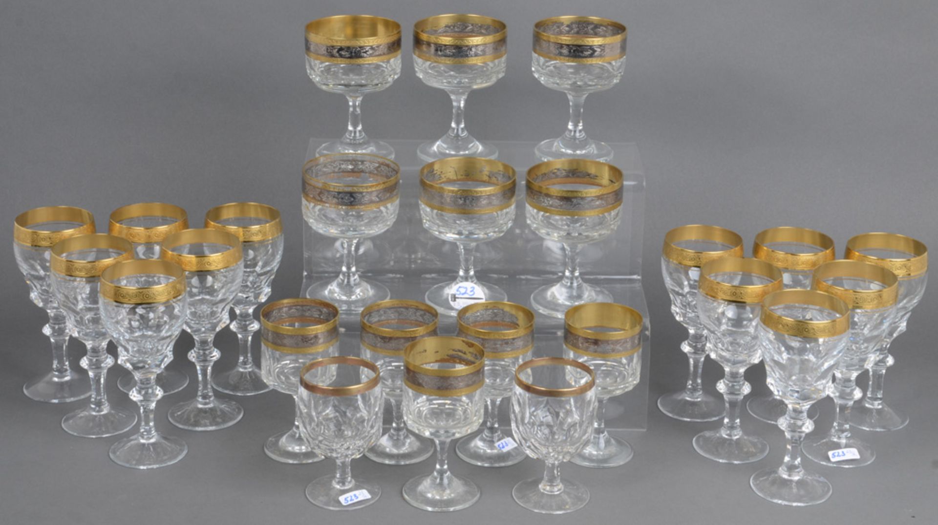 Zwei Trinkglasgarnituren mit insgesamt 23 Gläsern. Frankreich 20. Jh. Kristallglas, mit breitem geät