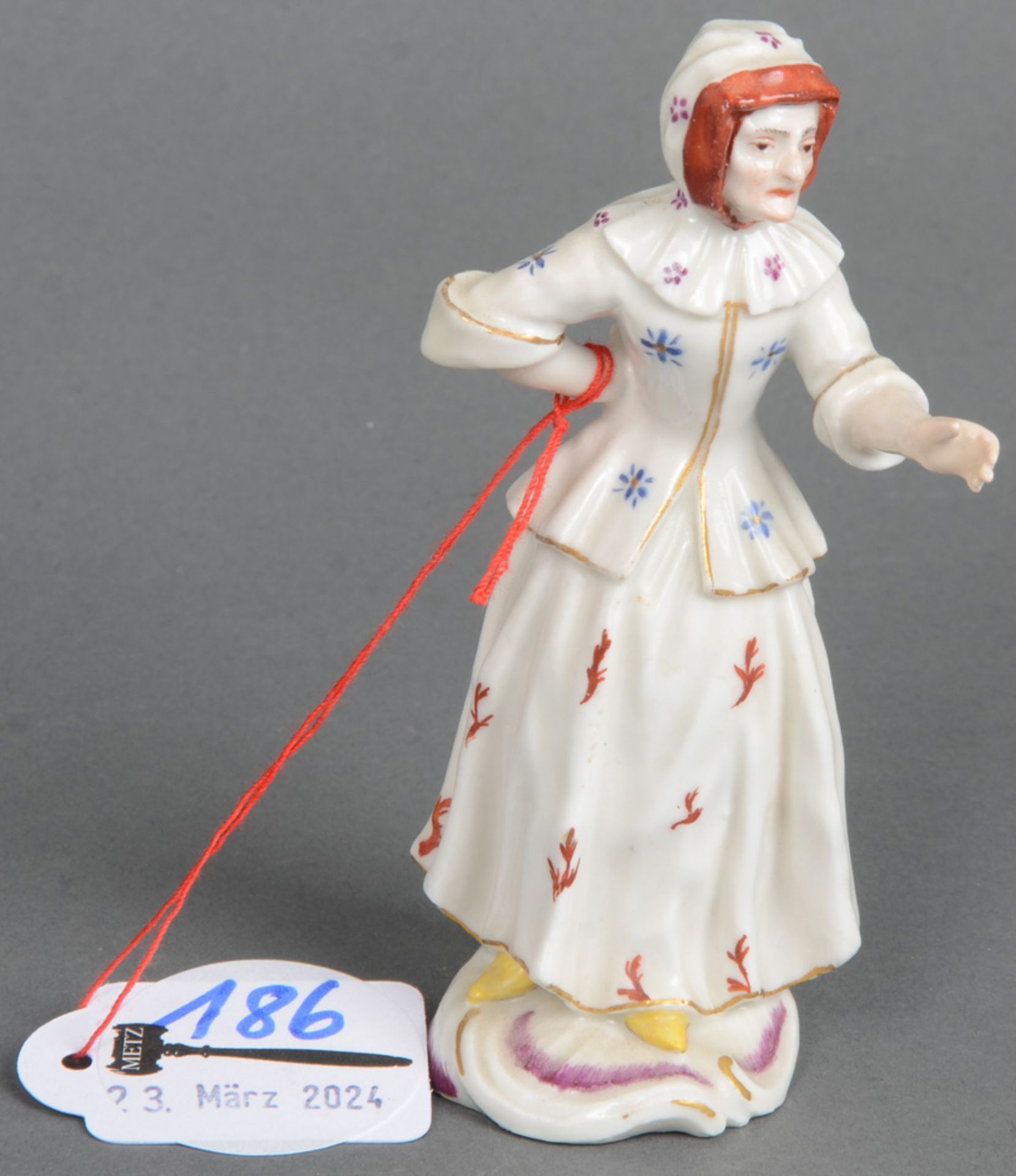 Stehende alte Frau. Frankenthal 1755-59. Porzellan, bunt bemalt; am Boden eingepresste PH-Marke,