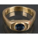 Ring. 14 ct Gold, besetzt mit Saphir, ca. 4,4 g, Ringgröße 50.