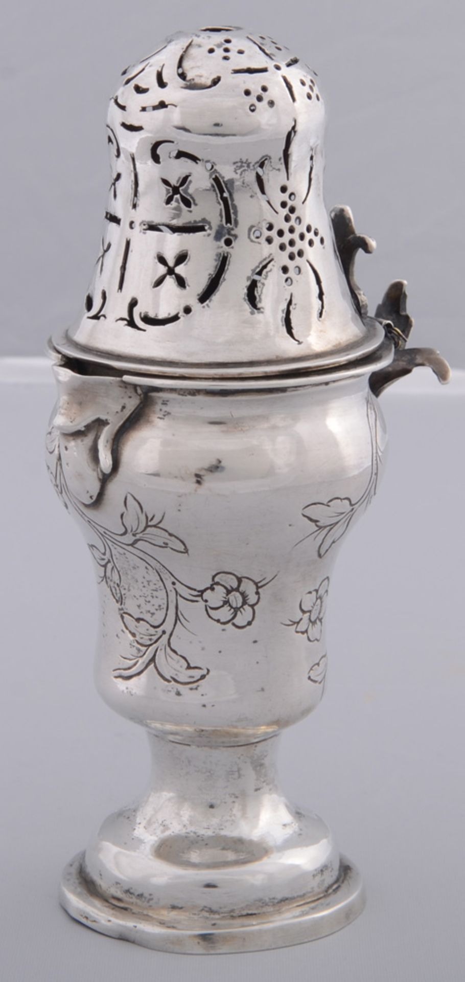 Zuckerstreuer. Augsburg, Meister Bernhard Jakob Wey(h)e (1750-1781). Silber, ca. 154 g, floral