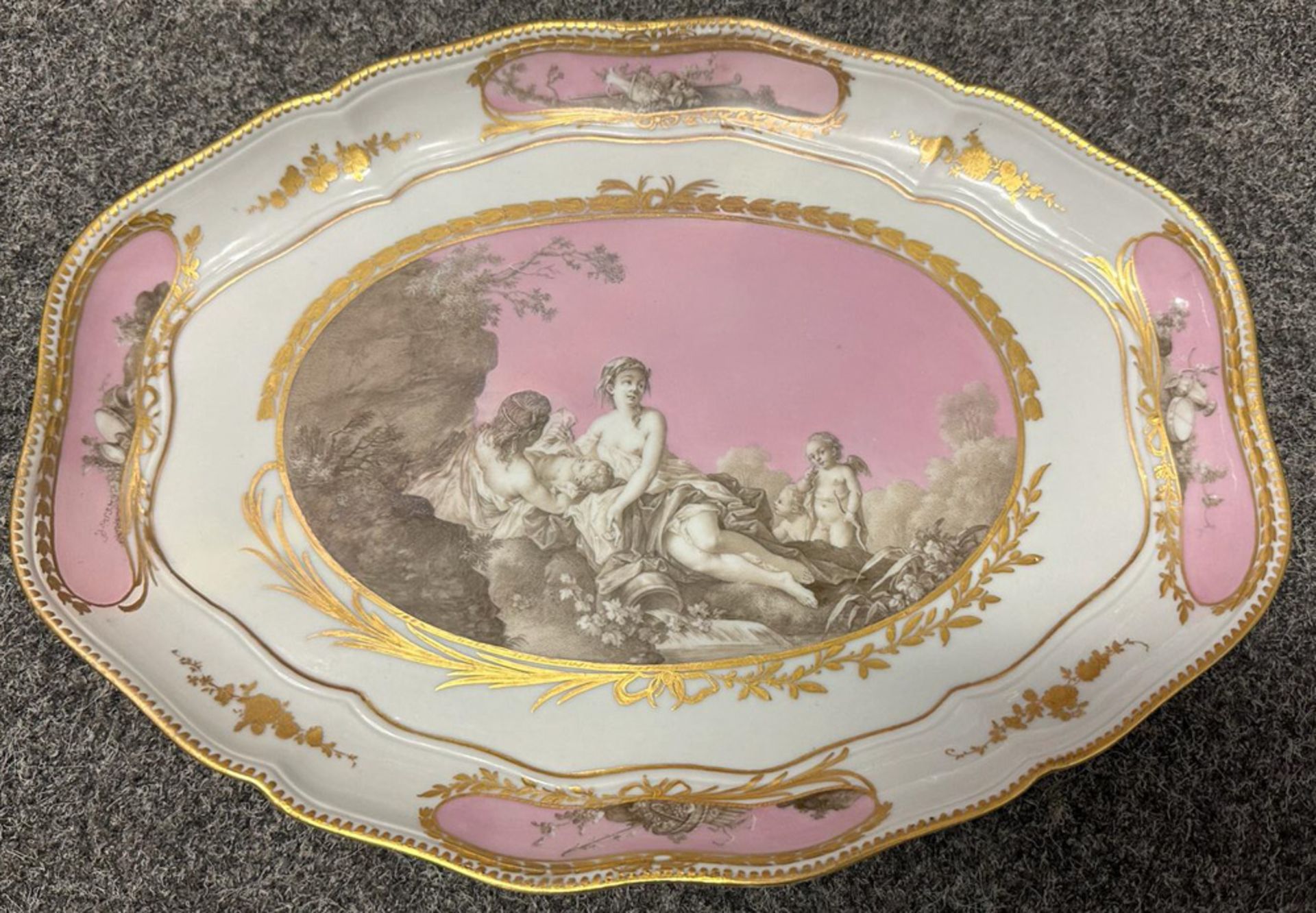 Achttlgs. Reiseservice im Koffer. Meissen 1763-73. Porzellan, auf rosafarbenem Fonds graucamaieu - Image 29 of 34