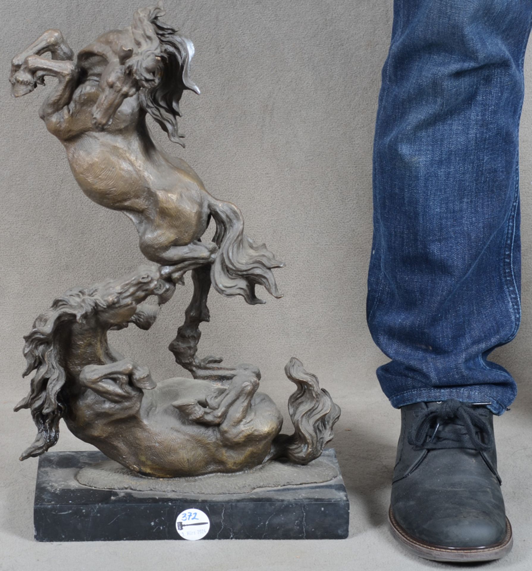 Kämpfende Pferde. Wohl Südeuropa 20. Jh. Wohl Bronze, auf Marmorsockel, H=50 cm. **