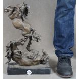 Kämpfende Pferde. Wohl Südeuropa 20. Jh. Wohl Bronze, auf Marmorsockel, H=50 cm. **