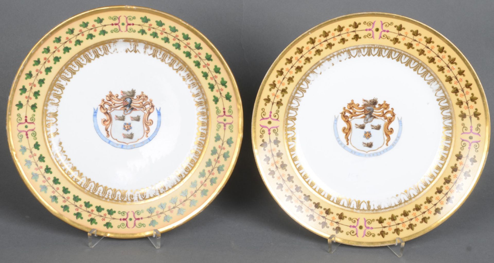 Paar Teller aus dem Wappenservice „Barton“. Sèvres 1814. Porzellan, bunt bemalt mit dem Wappen, Fahn
