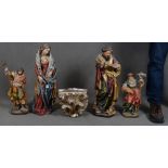 Vier Figuren - Hl. Jacobus, Madonna, hl. Matthäus und Allegorie des Sommers - und eine Konsole.
