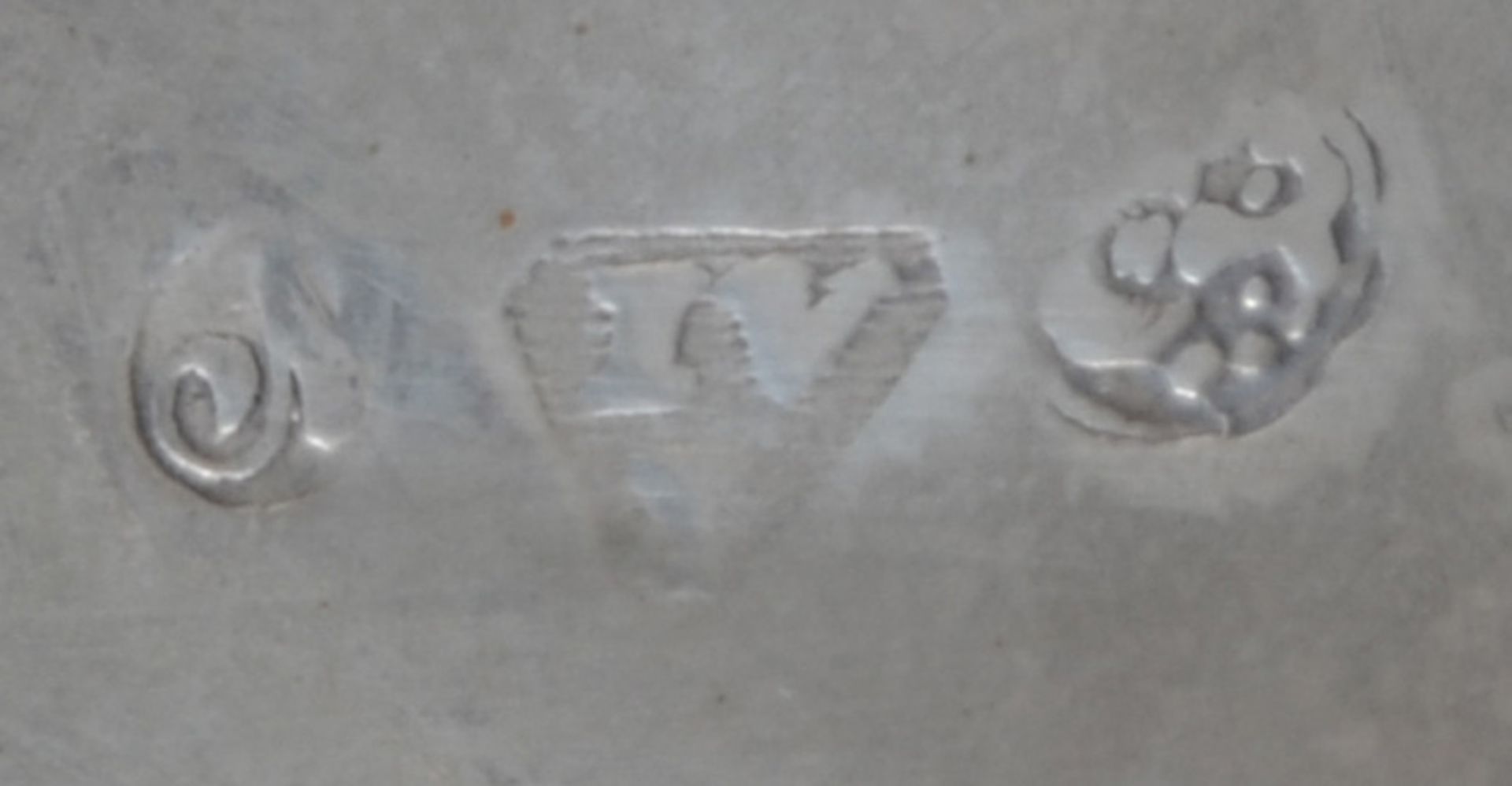 Paar Leuchter. Breslau um 1804-13. Silber, ca. 209 g, mittig auf dem Sockel mit Stadtpunze, - Image 2 of 2