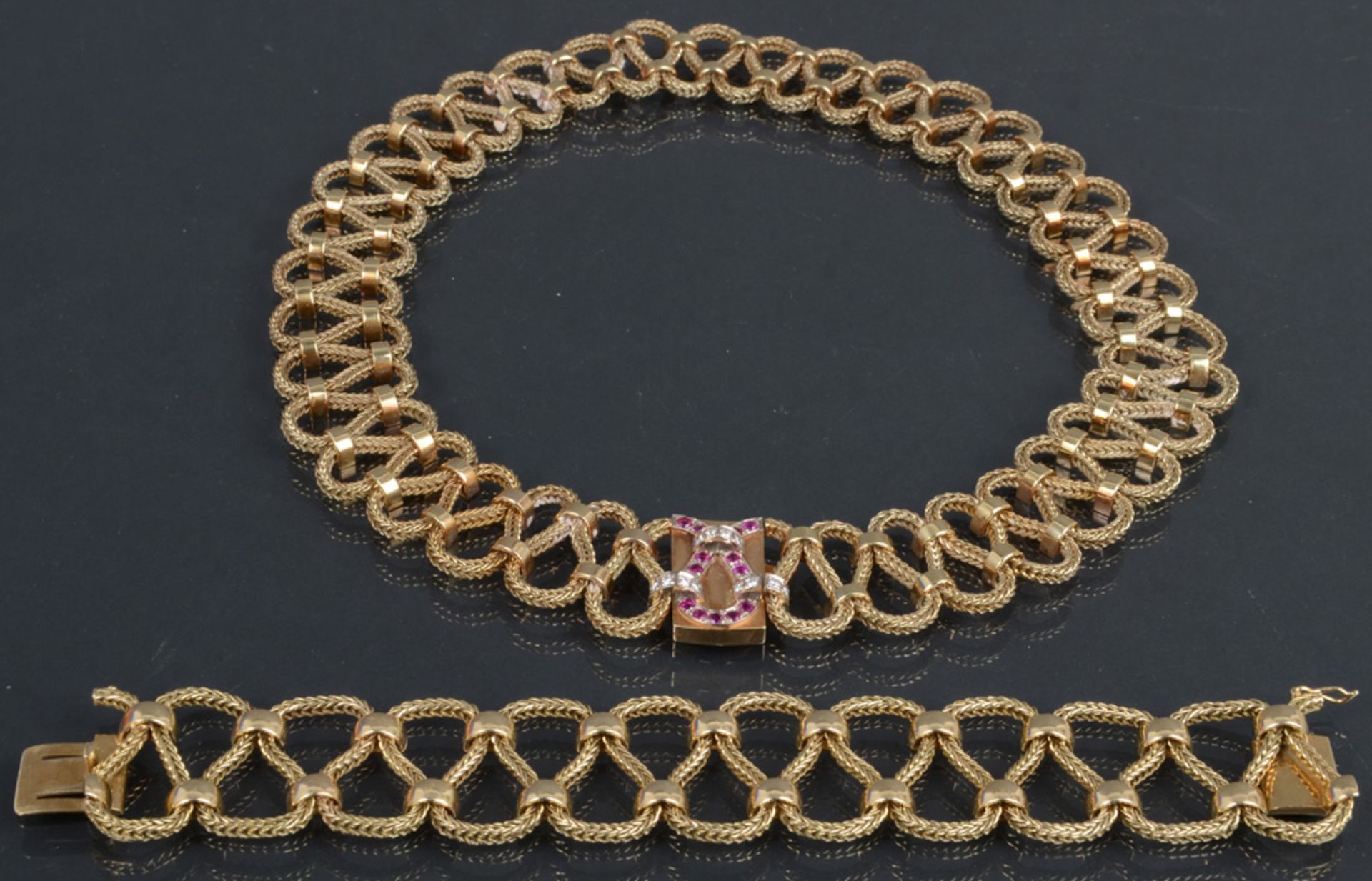 Armband und Halskette. 14 ct Gold, ca. 164,4 g, besetzt mit Brillanten, ca. 0,40 ct und Rubinen;