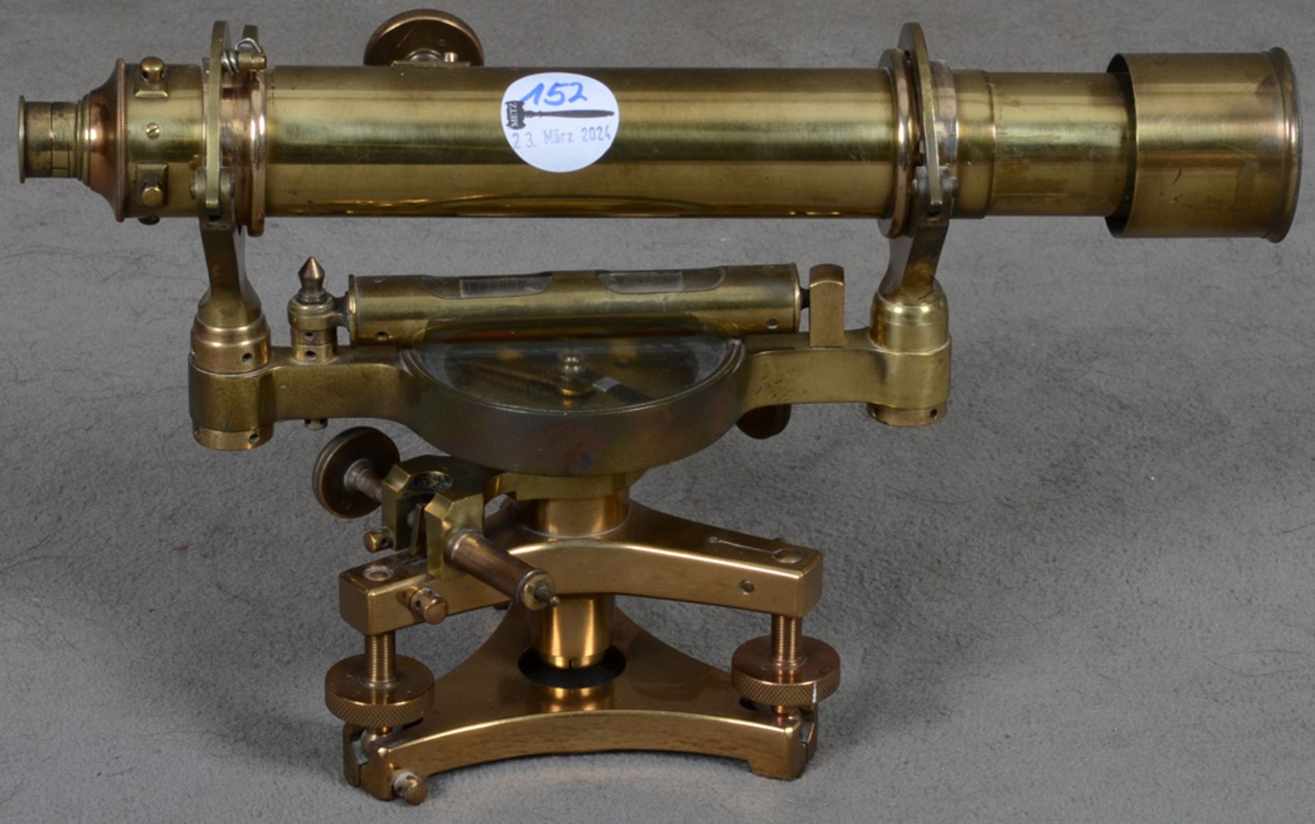 Theodolit. London, Troughton & Simms 19./20. Jh. Messing, Modell „Nr. 21672“, H=21 cm, B=29 cm, T=17