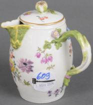 Milchgießer. Meissen 1750. Mit reliefiertem Asthenkel. Porzellan, bunt floral bemalt; am Boden