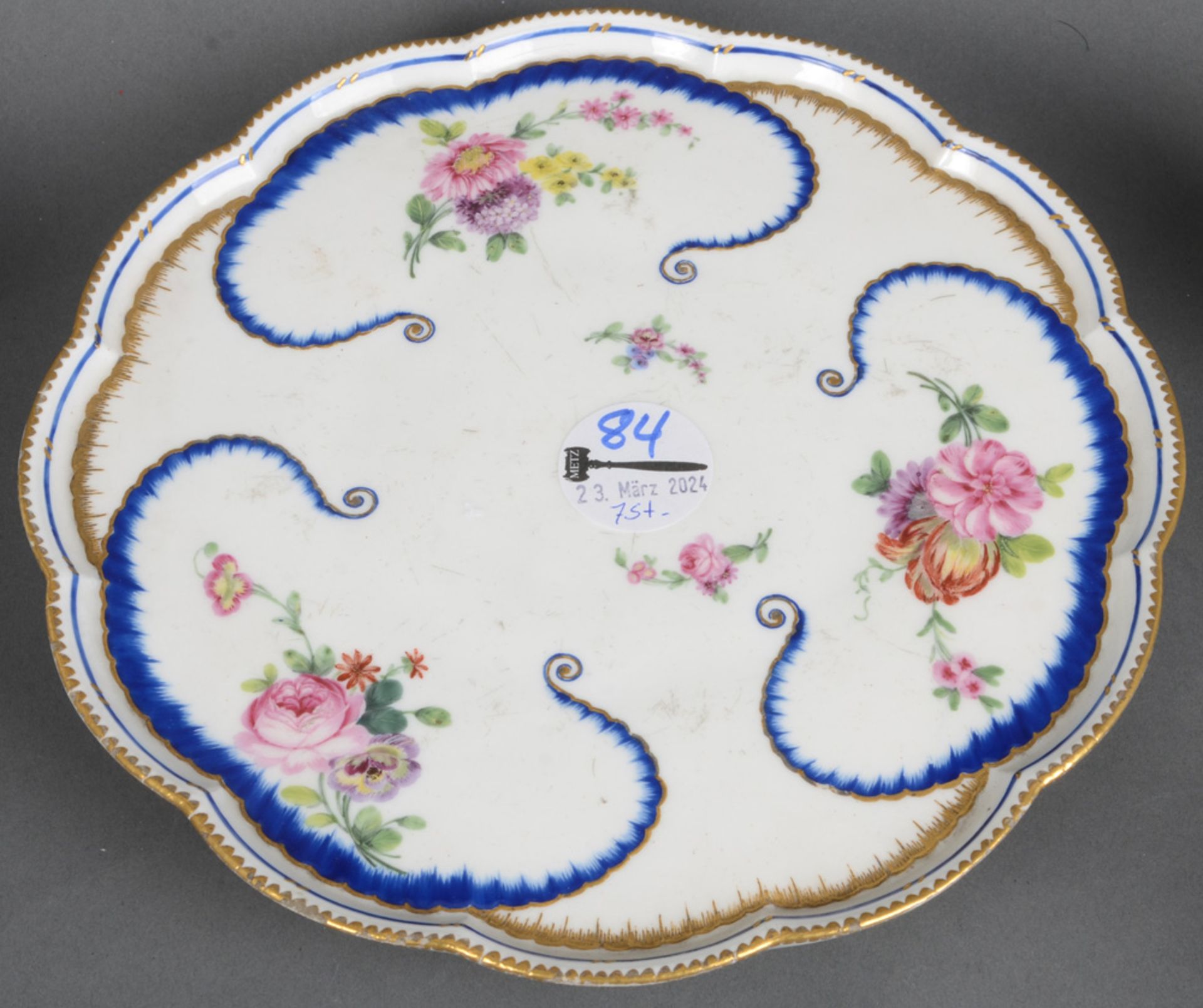 Sechs Geleebecher auf erhöhtem Tablett. Sèvres 18. Jh. Porzellan, bunt floral bemalt mit Goldrand; - Image 3 of 20