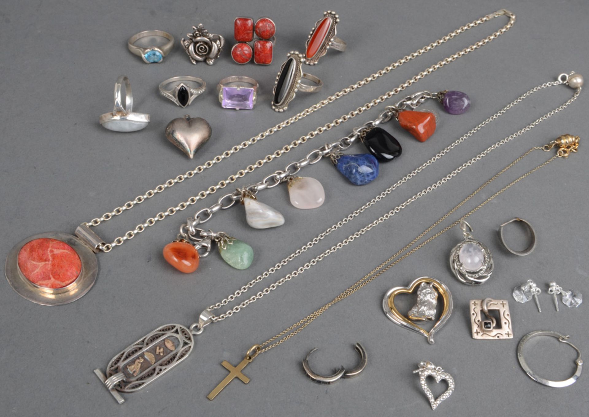 Konvolut Schmuck: Anhänger, Ketten und Ringe. Silber, ca. 100 g, besetzt mit Jade, Onyx und