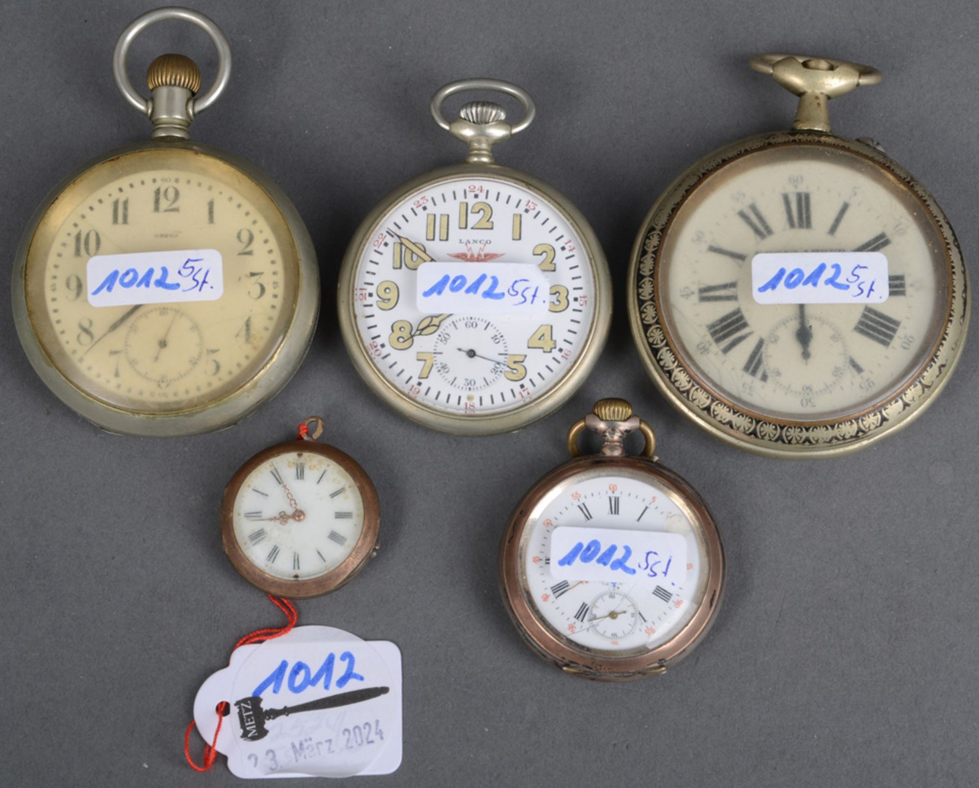 Fünf Taschenuhren, u.a. Marke „Omega“ und „Lanco“ um 1900. Drei Stück vernickelt, zwei Stück aus