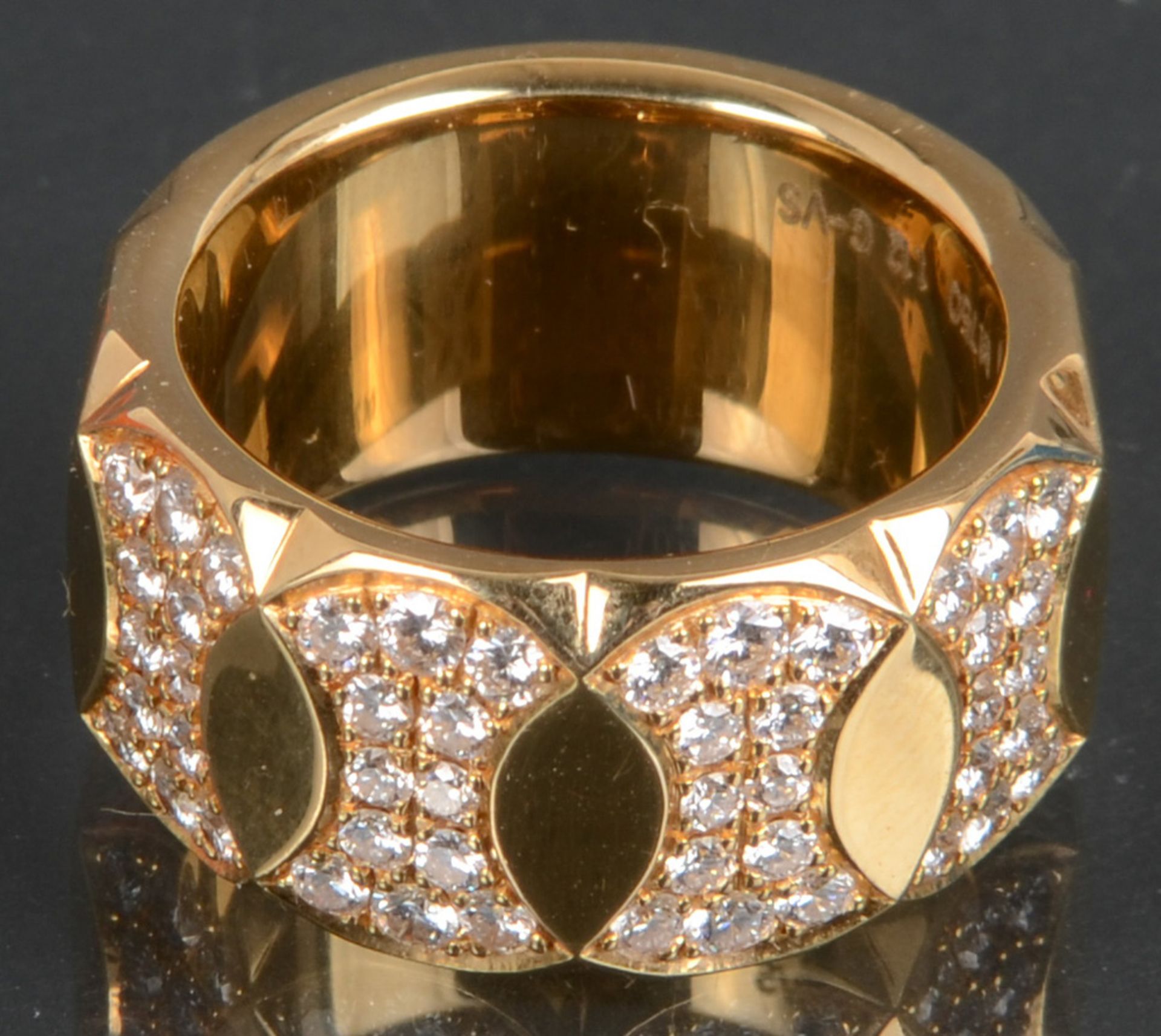 Damenring. 18 ct Gold, besetzt mit Brillanten, ca. 1,12 ct, ca. 25,4 g. (Größe 59)