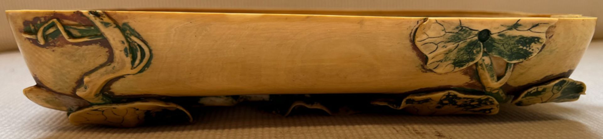 Deckeldose. Asien. Poliertes Horn mit reliefiertem Blattdekor; innen aufwendig mit figürlichen - Bild 10 aus 16