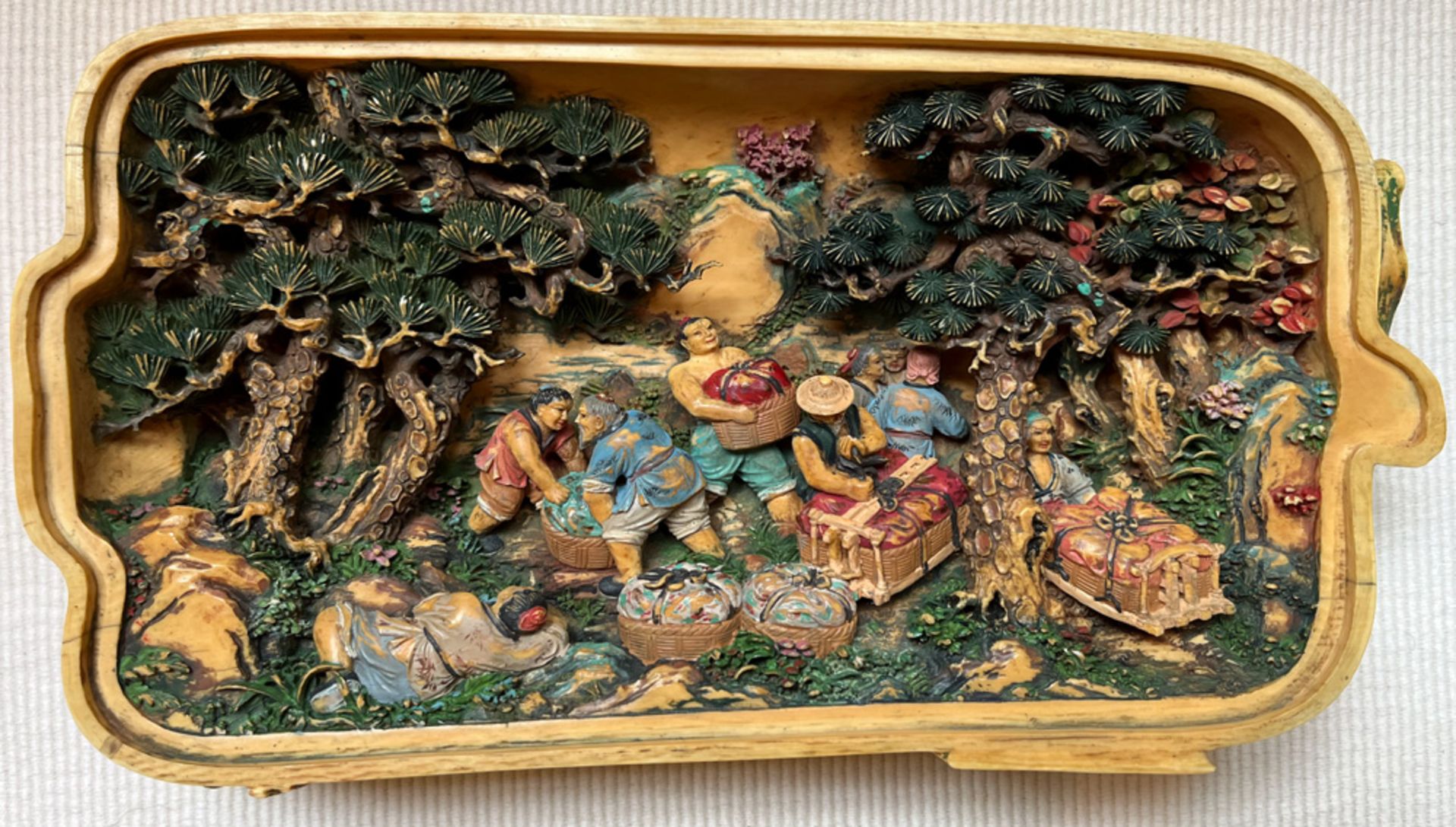 Deckeldose. Asien. Poliertes Horn mit reliefiertem Blattdekor; innen aufwendig mit figürlichen - Bild 9 aus 16
