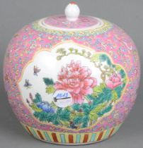 Kugelvase mit Deckel. Asien. Porzellan, bunt bemalt mit Floraldekor und Insekten, H=22 cm.