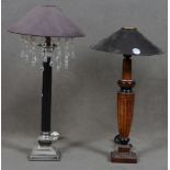 Zwei Tischlampen. Neuzeitlich. Metall, versilbert bzw. Metall, eine mit Glasprismen, beide mit Lampe