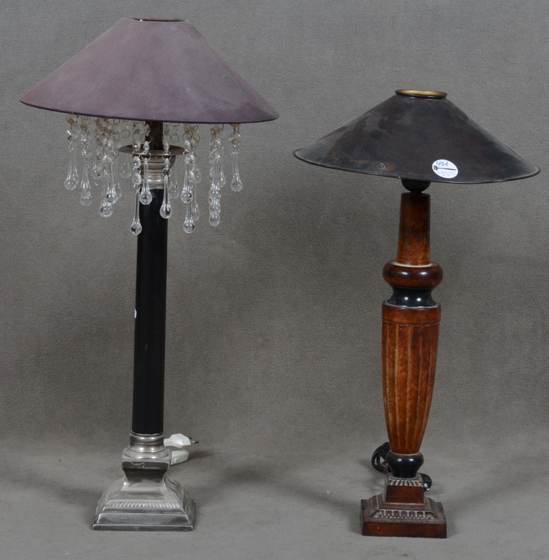 Zwei Tischlampen. Neuzeitlich. Metall, versilbert bzw. Metall, eine mit Glasprismen, beide mit Lampe