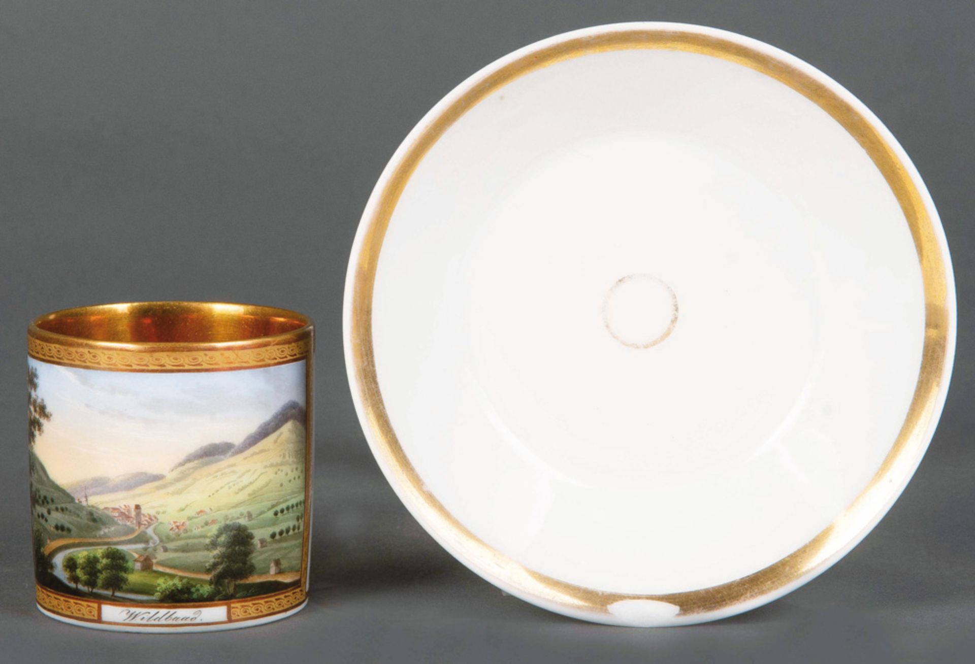 Tasse mit Unterschale. Ludwigsburg um 1815. Beide Teile mit Goldrand, teilw. radiert. Schauseite der