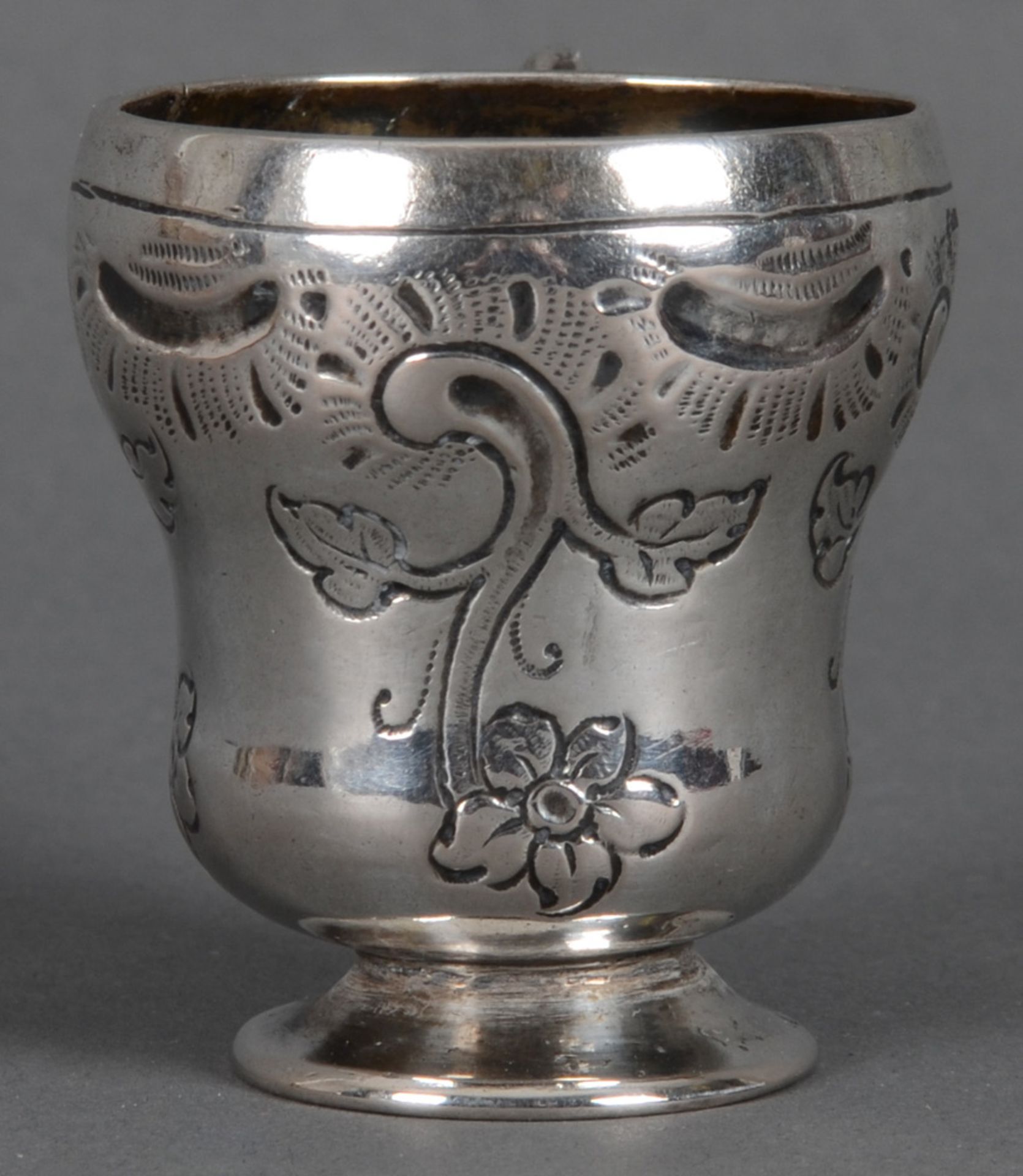 Kleiner Henkelbecher. Breslau, Meister Carl Gottlieb Gröger (tätig 1774-98). Silber, ca. 51 g, - Image 3 of 5