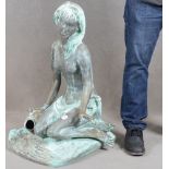 Brunnenfigur als sitzendes Mädchen mit seitlicher Vase. Wohl Frankreich 20. Jh. Weißbronze, H=80 cm.